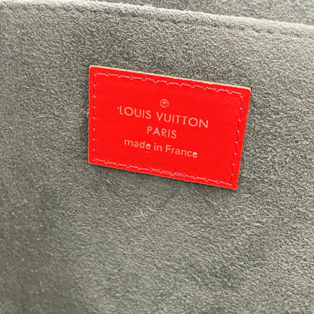 LV EPI POCHETTE JOUR GM view 8