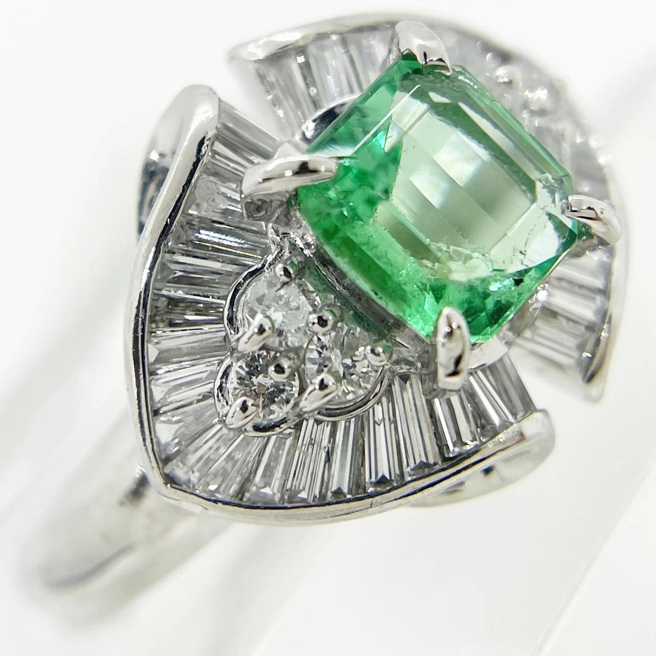 PT900 EMERALD RING E0.71CT FD0.54CT 6.7G view 5