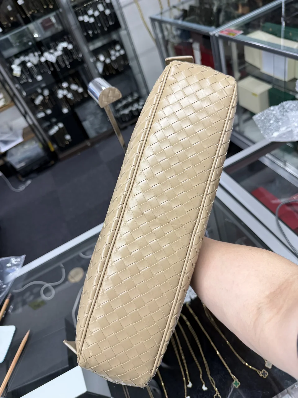 BOTTEGA VENETA INTRECCIATO SHOULDER BAG (BEIGE) view 6