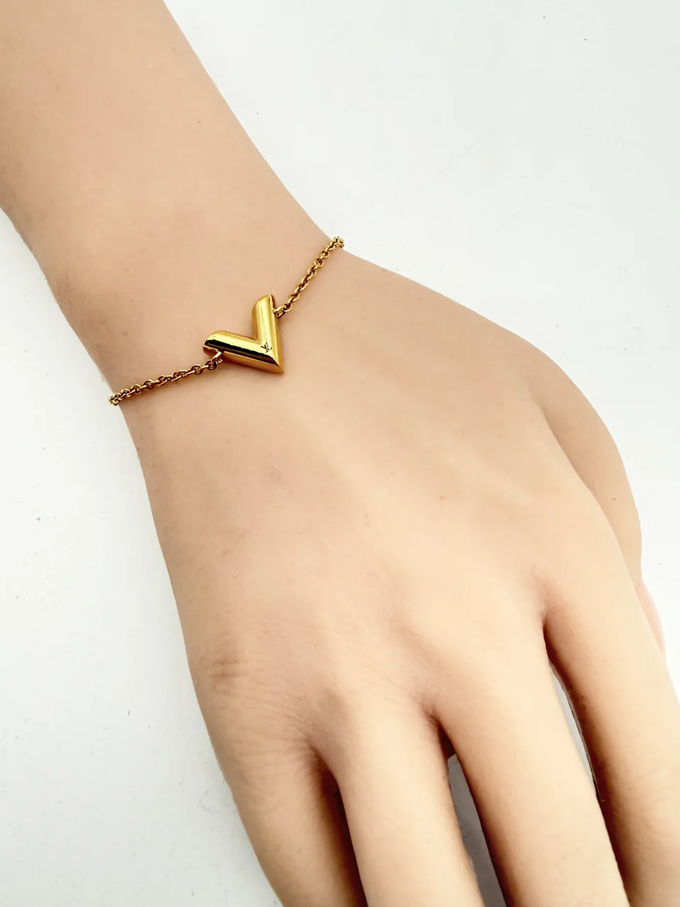 LV ESSENTIAL V BRACELET view 5