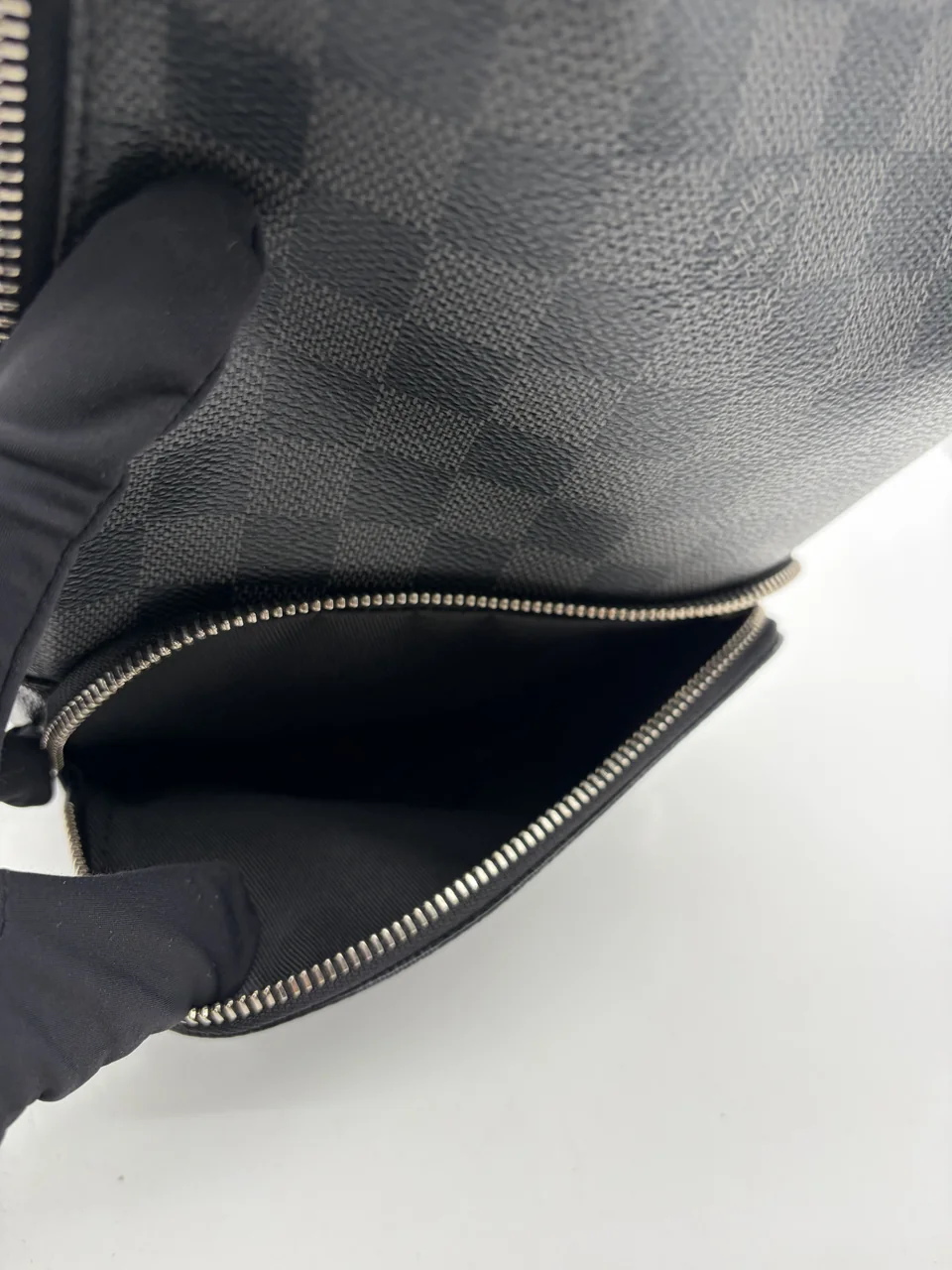 LV GRAPHITE N41719 view 9