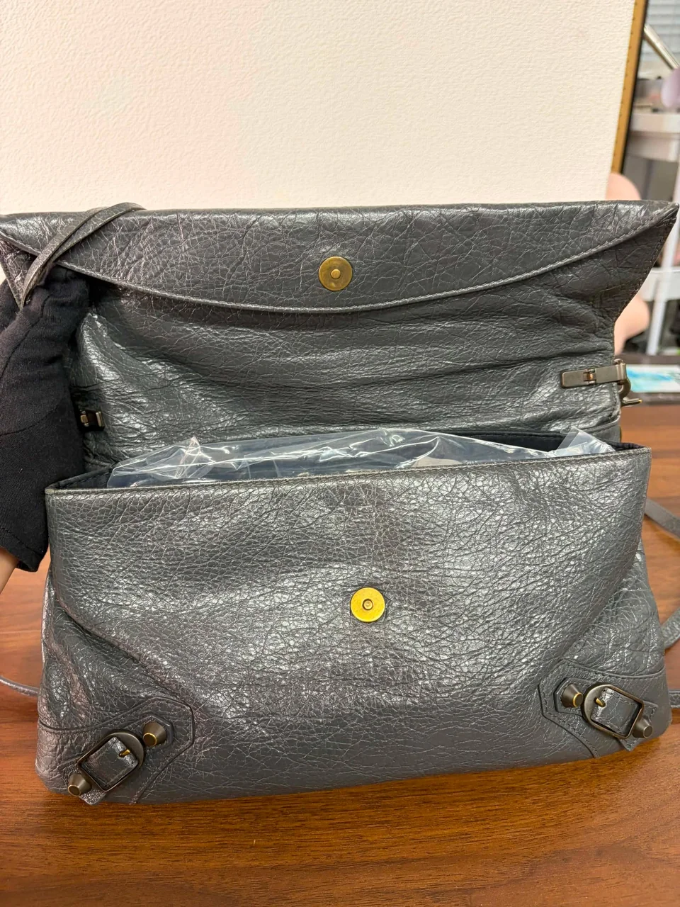 BALENCIAGA GIANT ENVELOPE SHOULDER BAG (GRAY) view 5