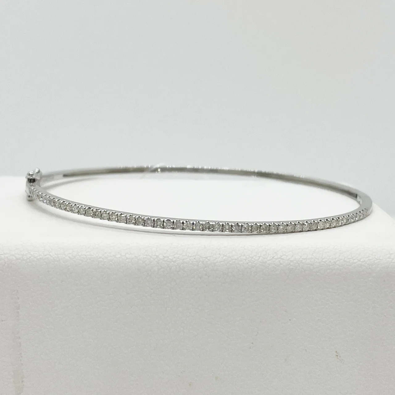 K18WG BANGLE FD0.50CT 5.7G view 5