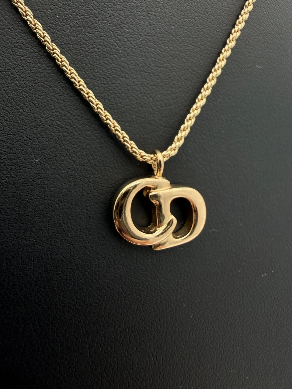 DIOR LOGO TWIST CIRCLE NECKLACE view 8