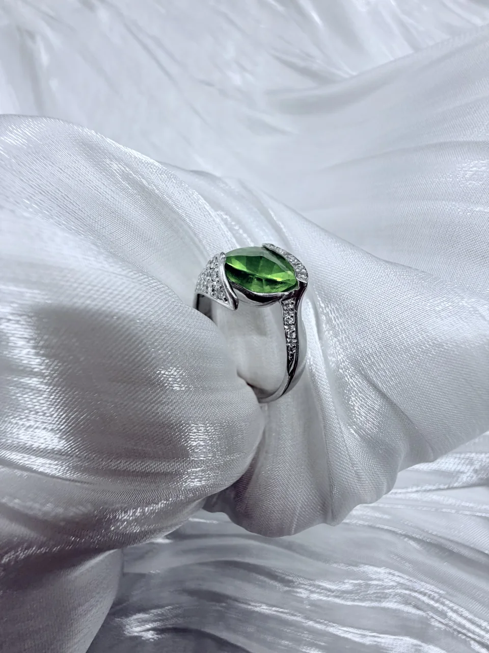 PERIDOT RING hover