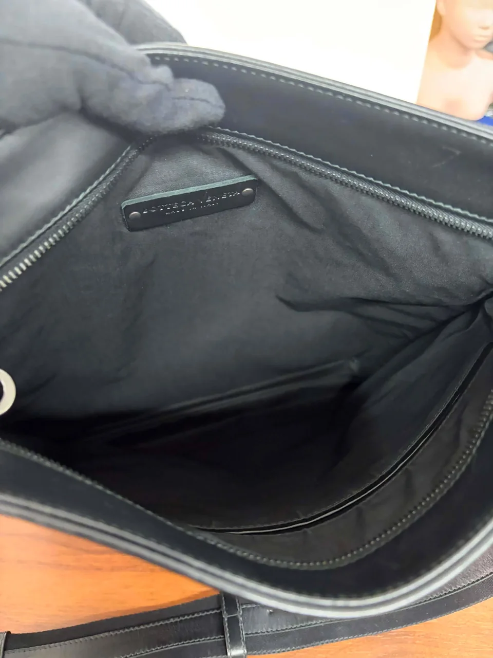 BOTTEGA VENETA INTRECCIATO SHOULDER BAG (BLACK) view 2