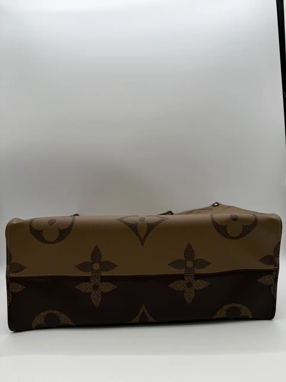 LOUIS VUITTON ON THE GO GM view 11