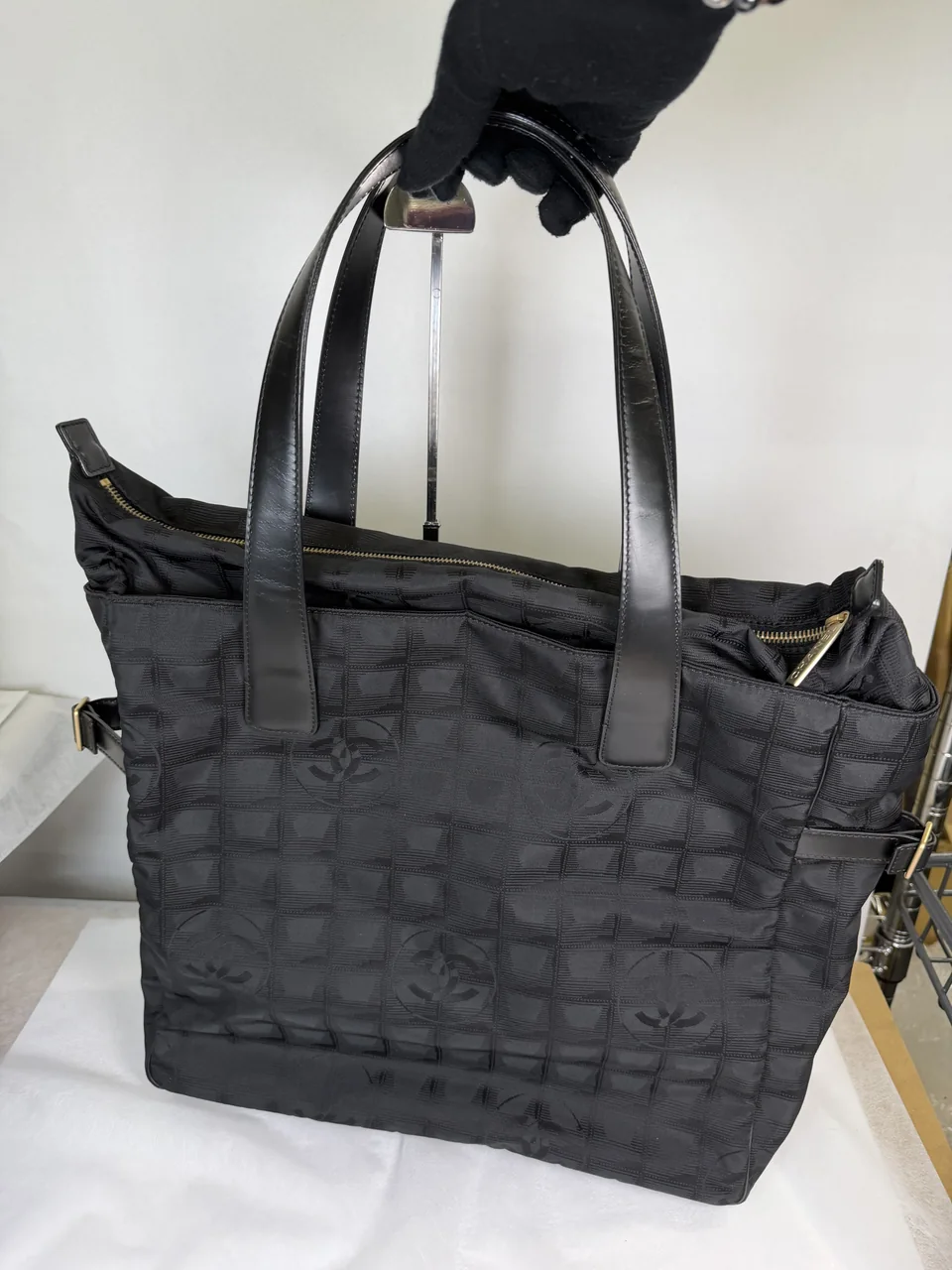 CHANEL NEW TRAVEL LINE TOTE MM hover