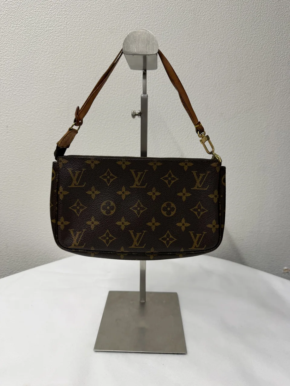 LV MONOGRAM ACCESSORY POUCH