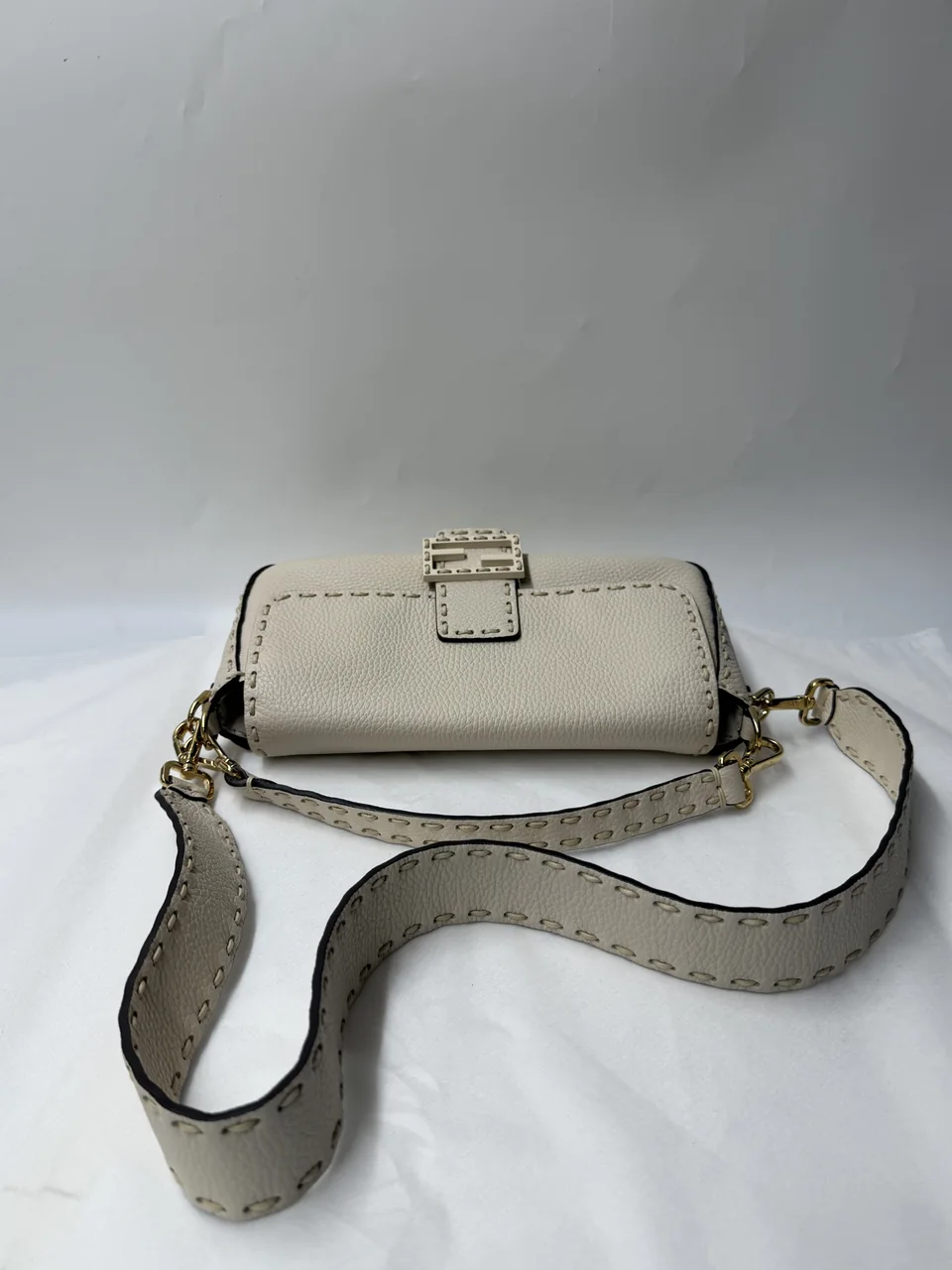 FENDI MAMMA BAGUETTE TWO-WAY SHOULDER BAG (BEIGE) view 6