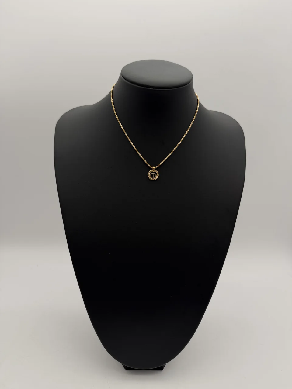 DIOR LOGO TWIST CIRCLE NECKLACE