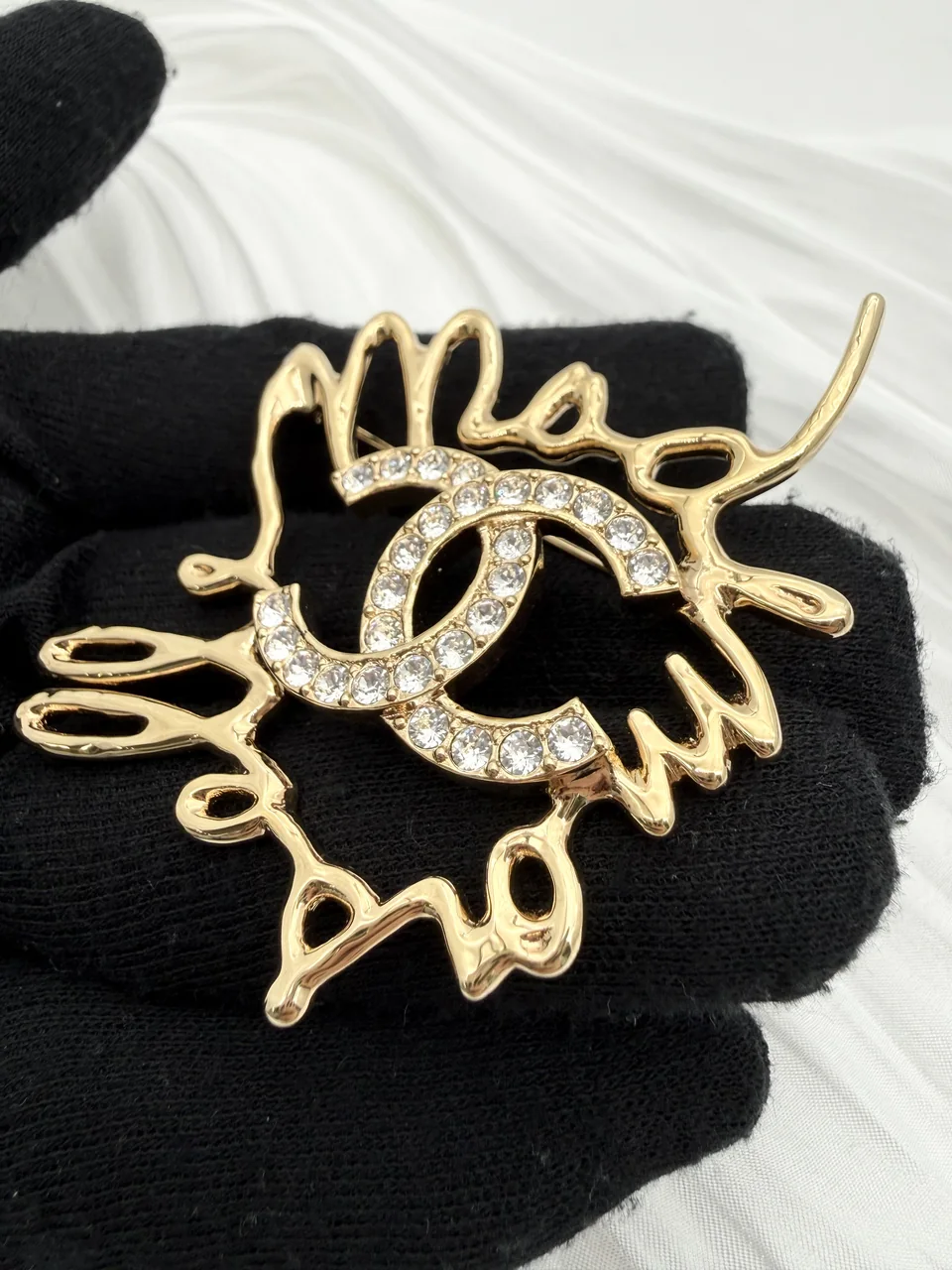 CHANEL BROOCH view 5