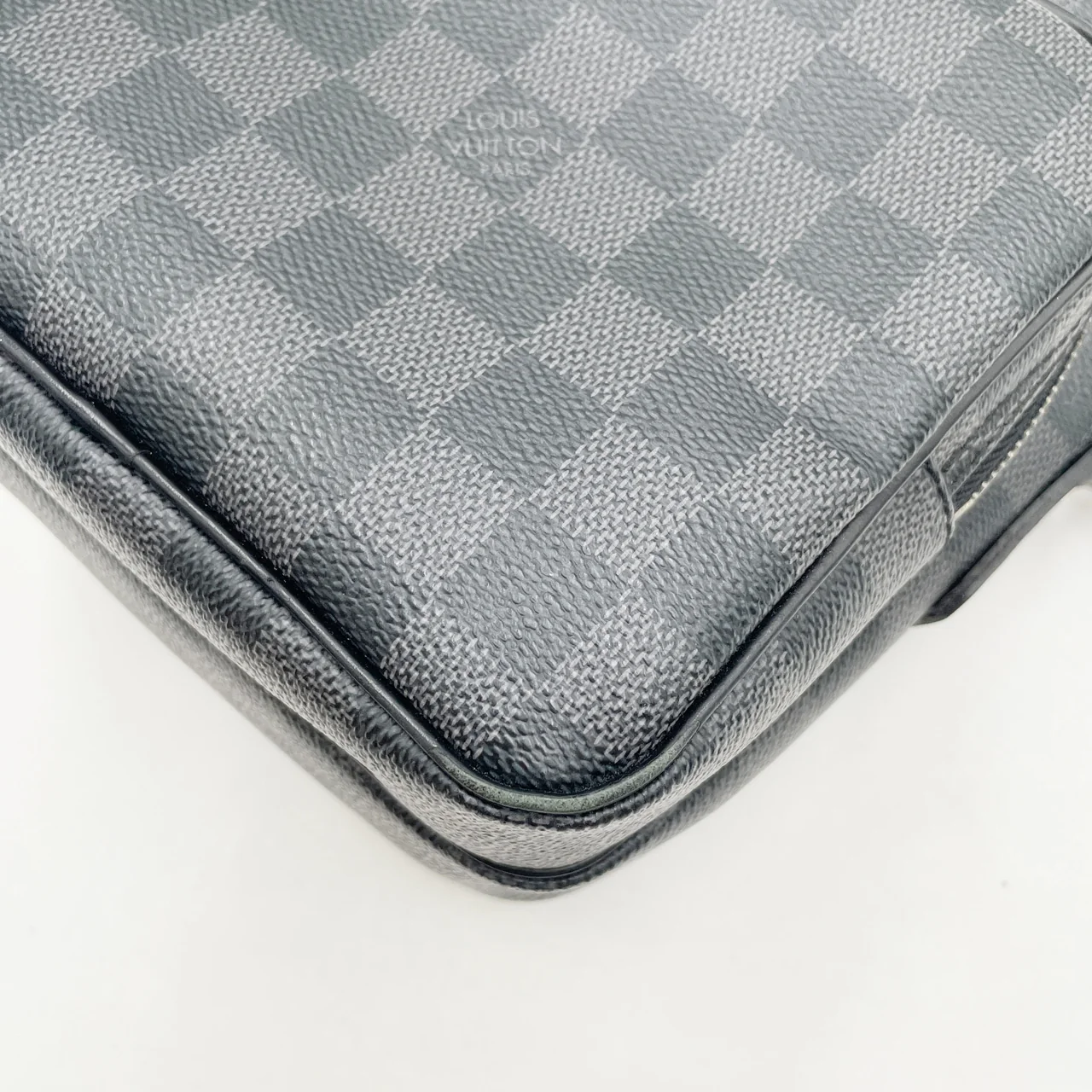 LV GRAPHITE REM view 5
