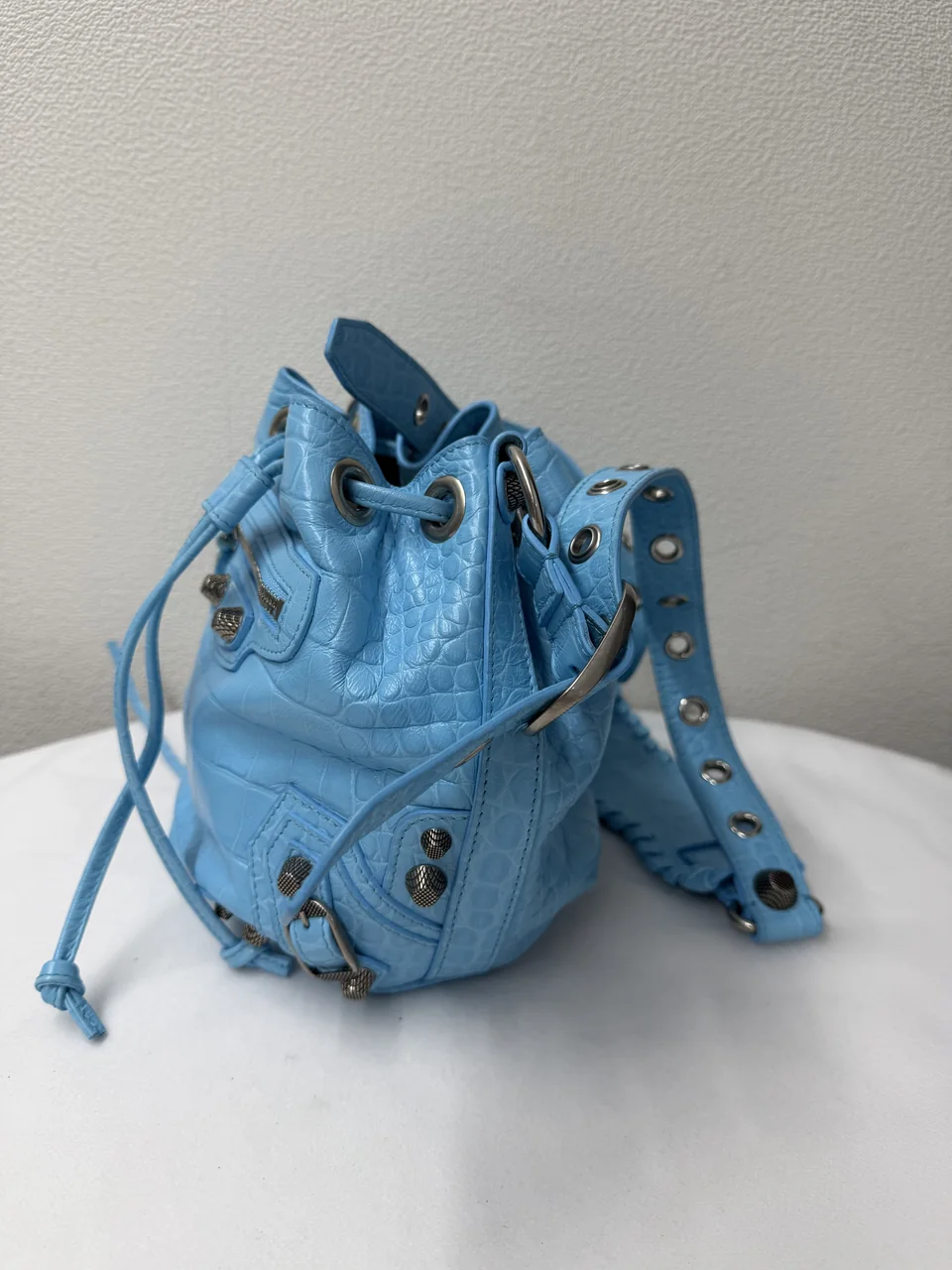 BALENCIAGA LE CAGOLE hover