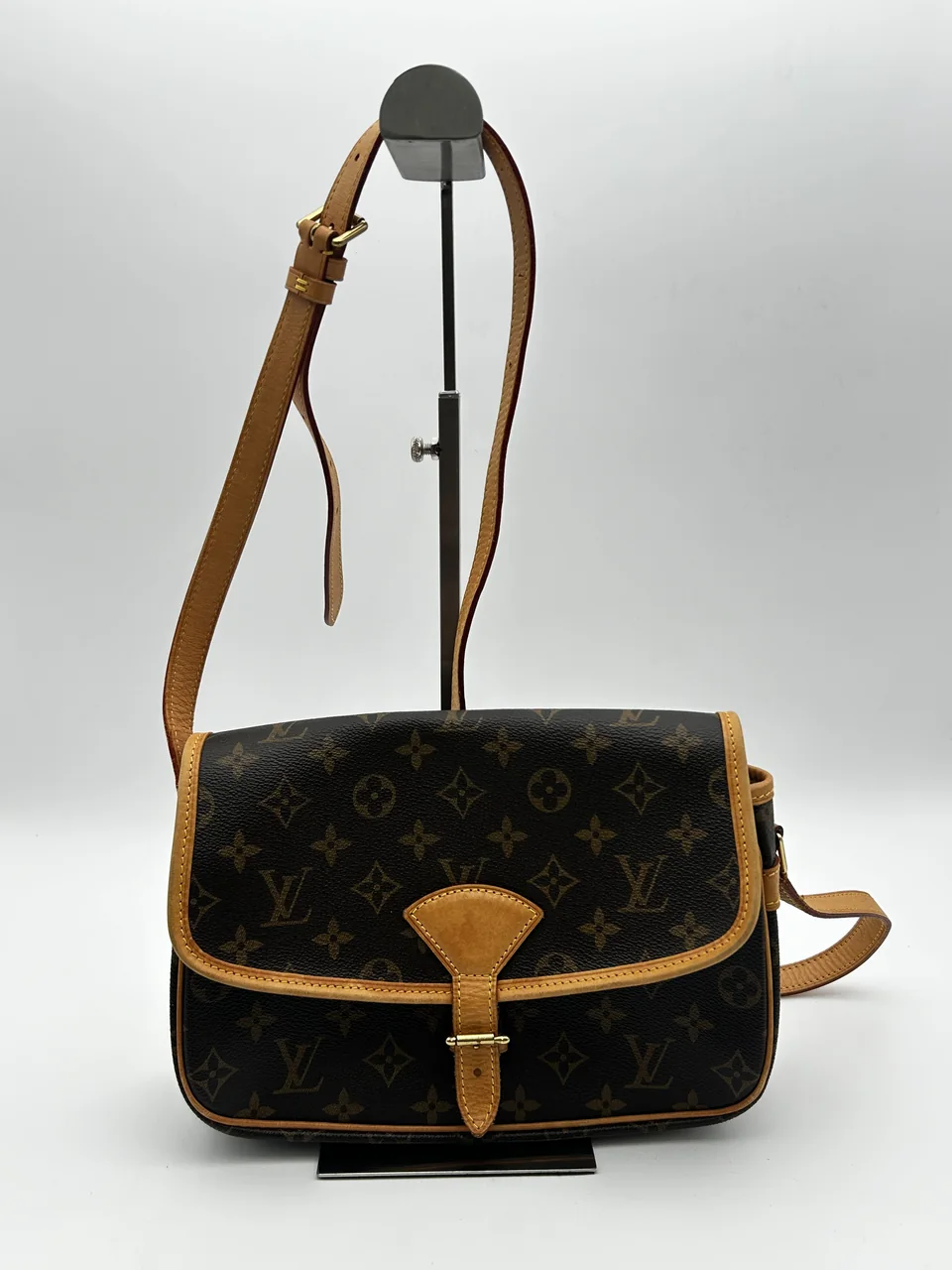 LV MONOGRAM SOLOGNE view 3