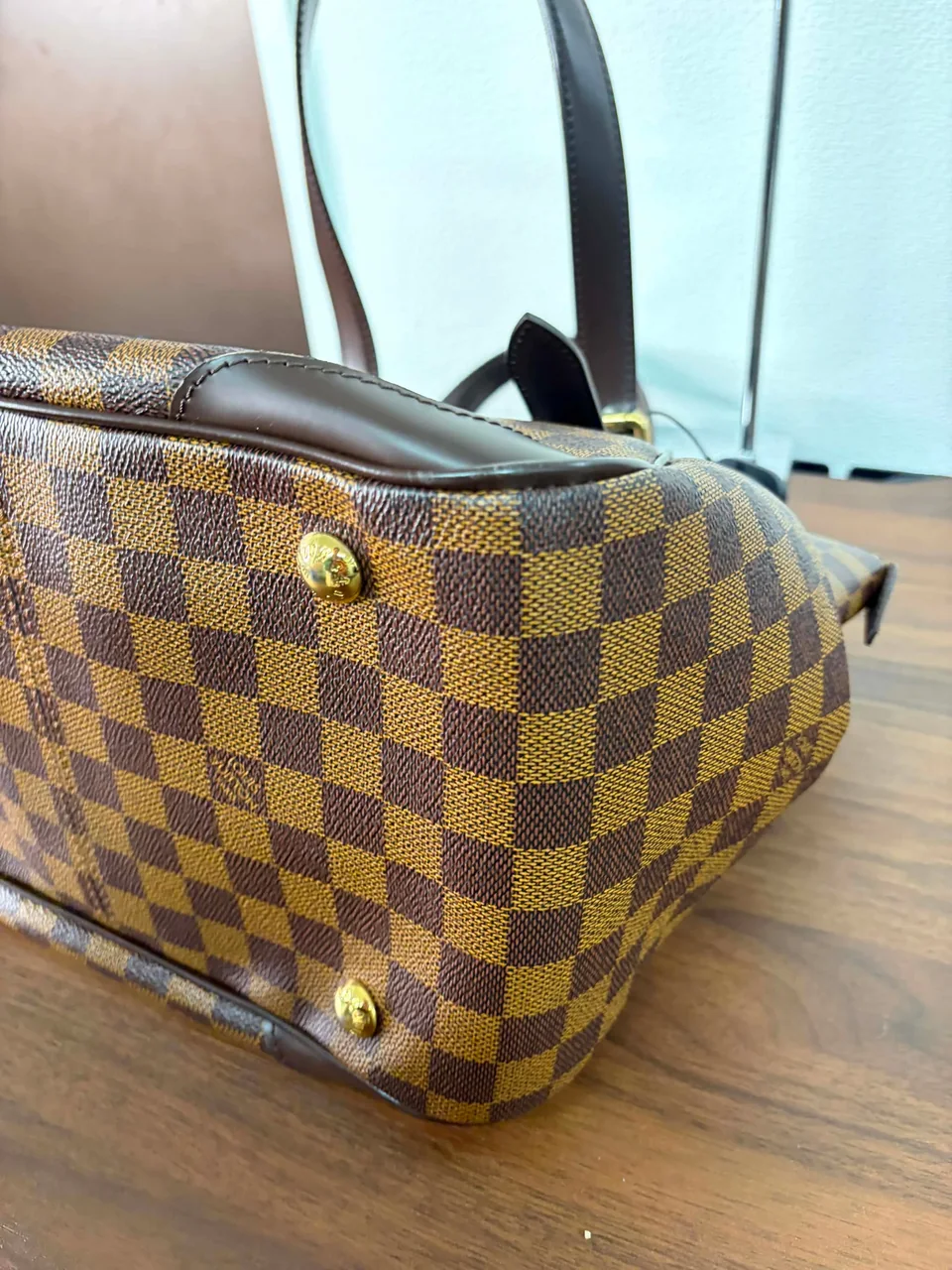 LV HANDBAG view 3