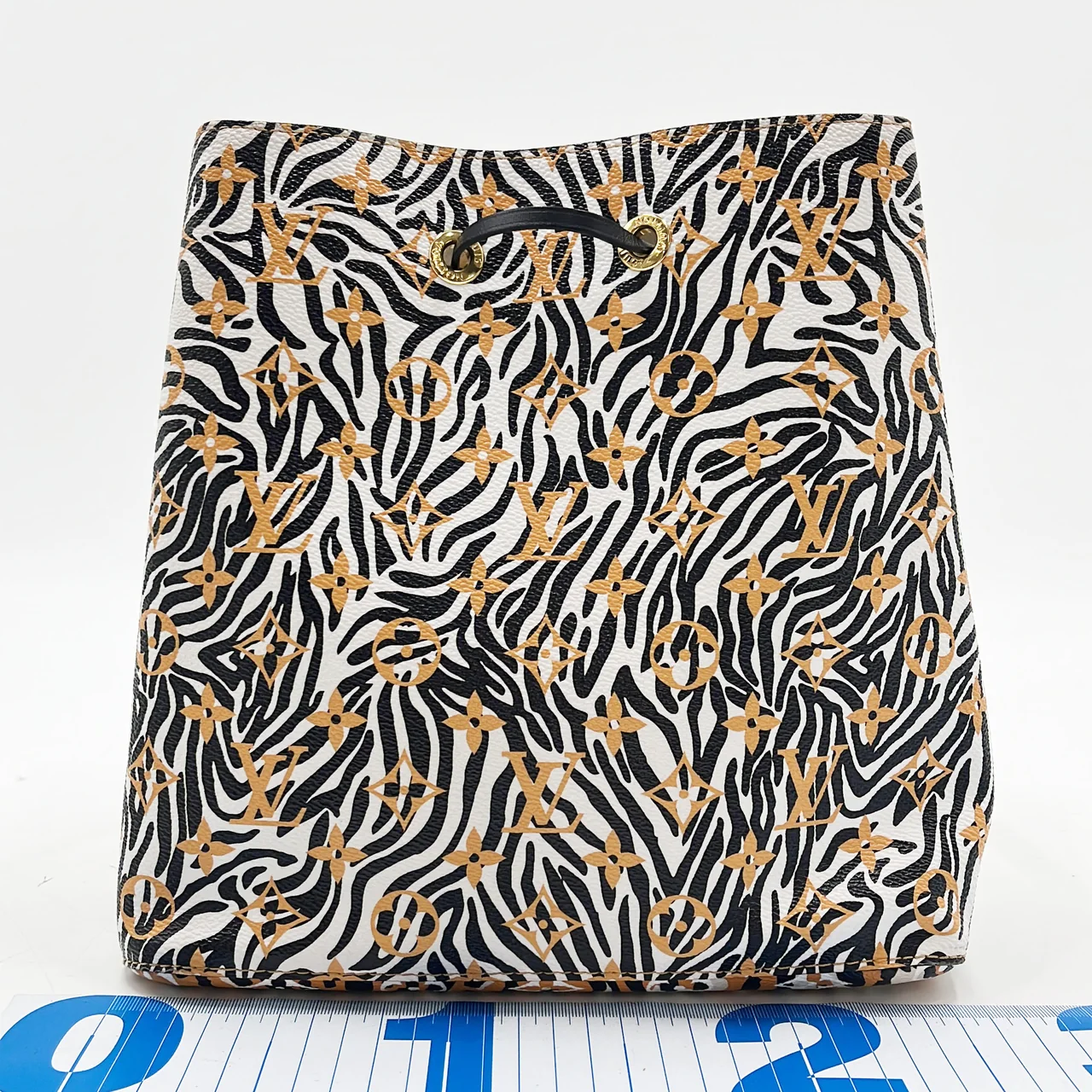 LV MONOGRAM JUNGLE NEO NOE view 11
