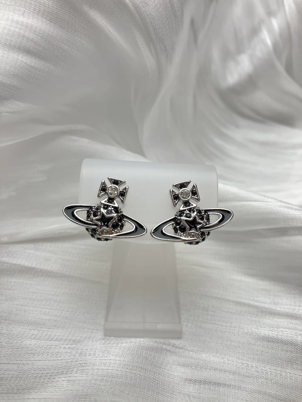 VIVIENNE WESTWOOD ORB EARRINGS (BLACK) hover