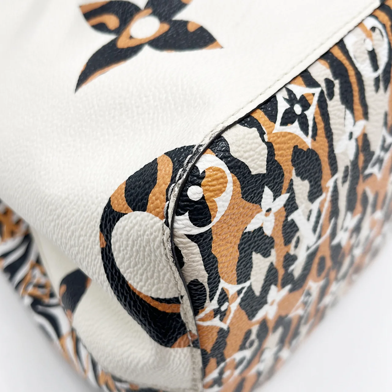 LV MONOGRAM JUNGLE NEO NOE view 8