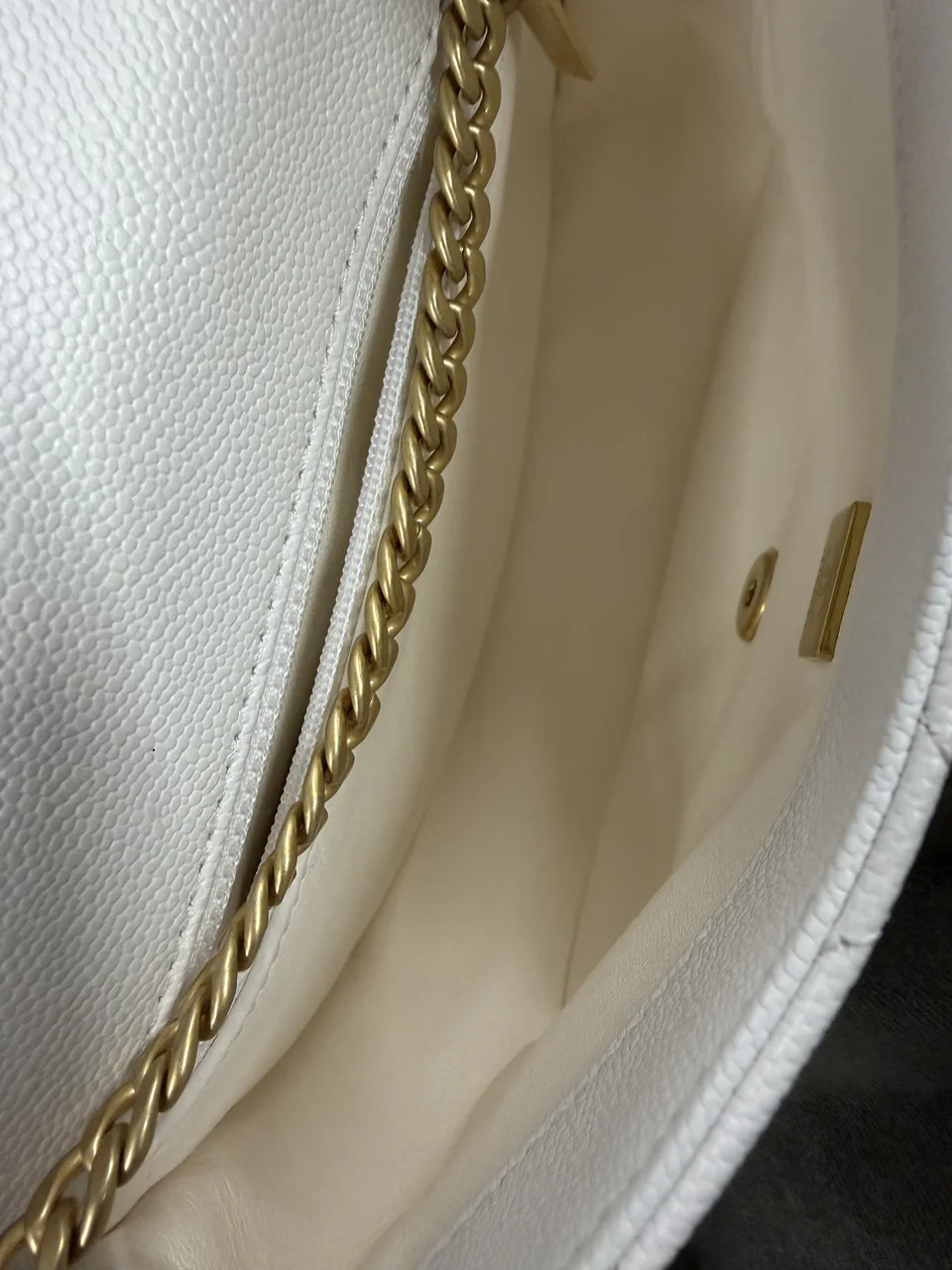 CHANEL CAVIAR MATELASSE CHAIN SHOULDER BAG (WHITE) view 8