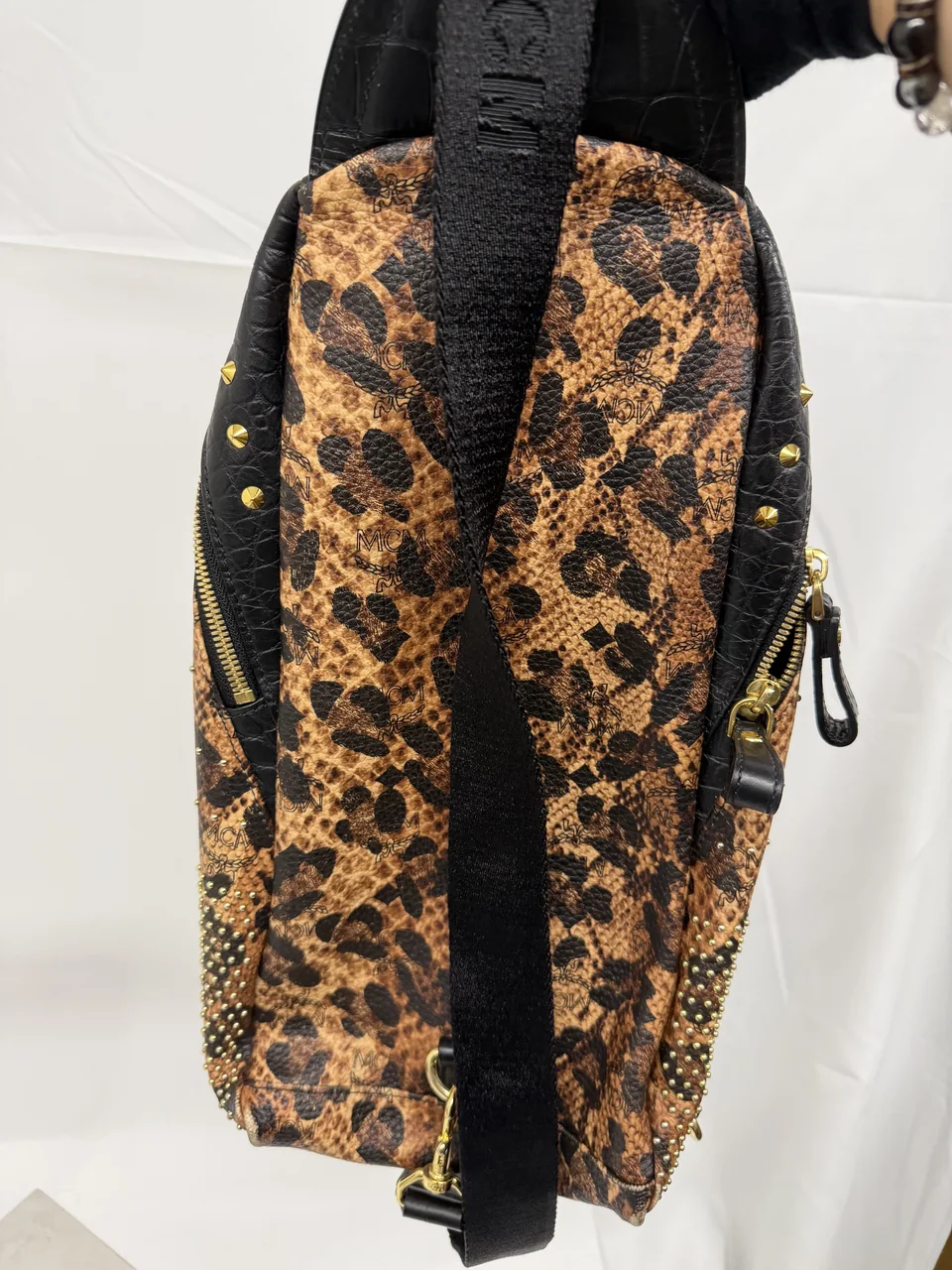 MCM VICETOS BODY BAG hover