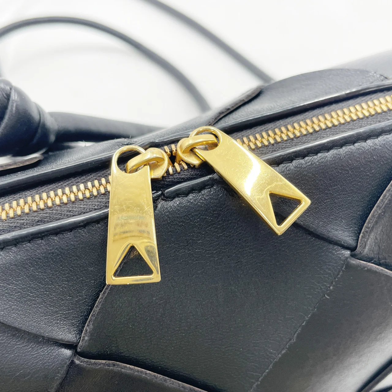 BOTTEGA VENETA MAXI INTRECCIATO SHOULDER BAG (BLACK) view 7