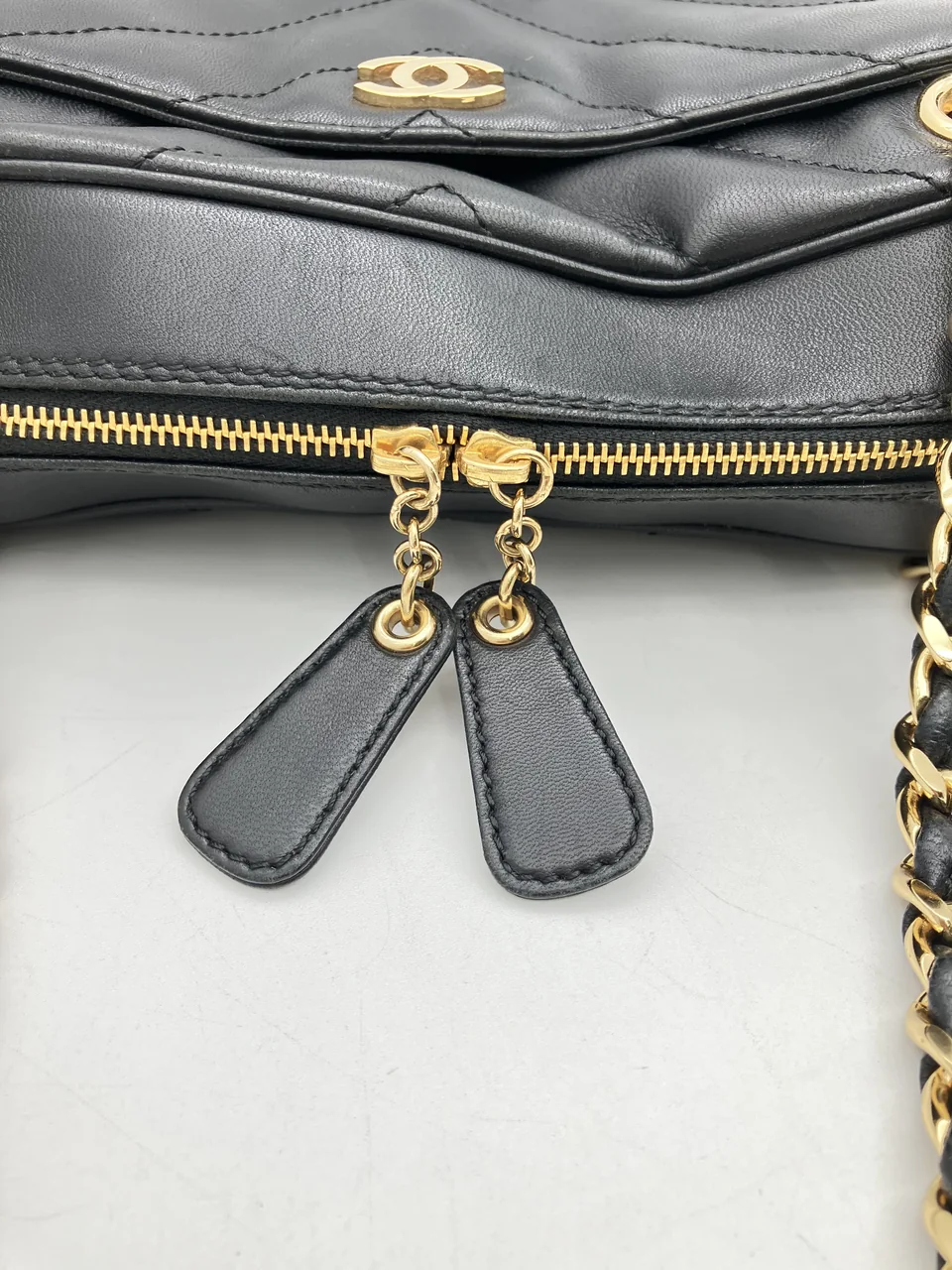 CHANEL V-STITCH CHAIN SHOULDER BAG view 12