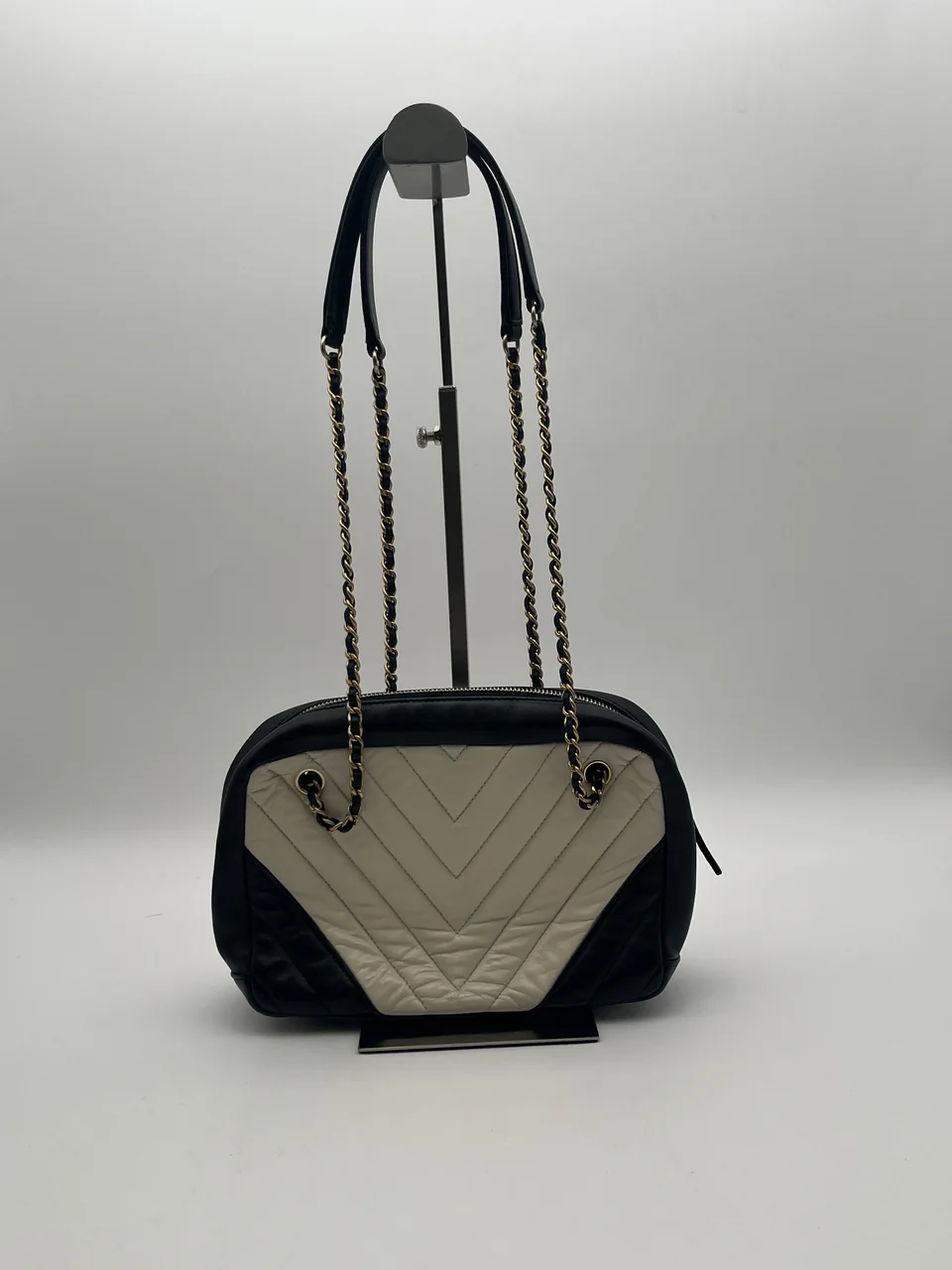 CHANEL LAMB SKIN V-STITCH (20 SERIAL CODE) hover