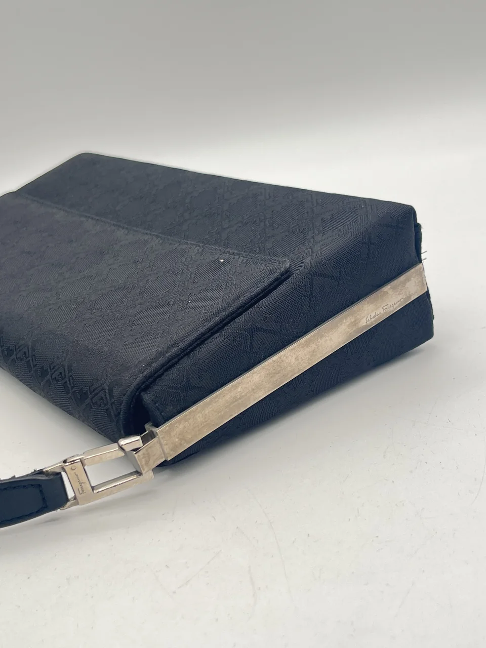 SALVATORE FERRAGAMO SHOULDER BAG (BLACK) view 4
