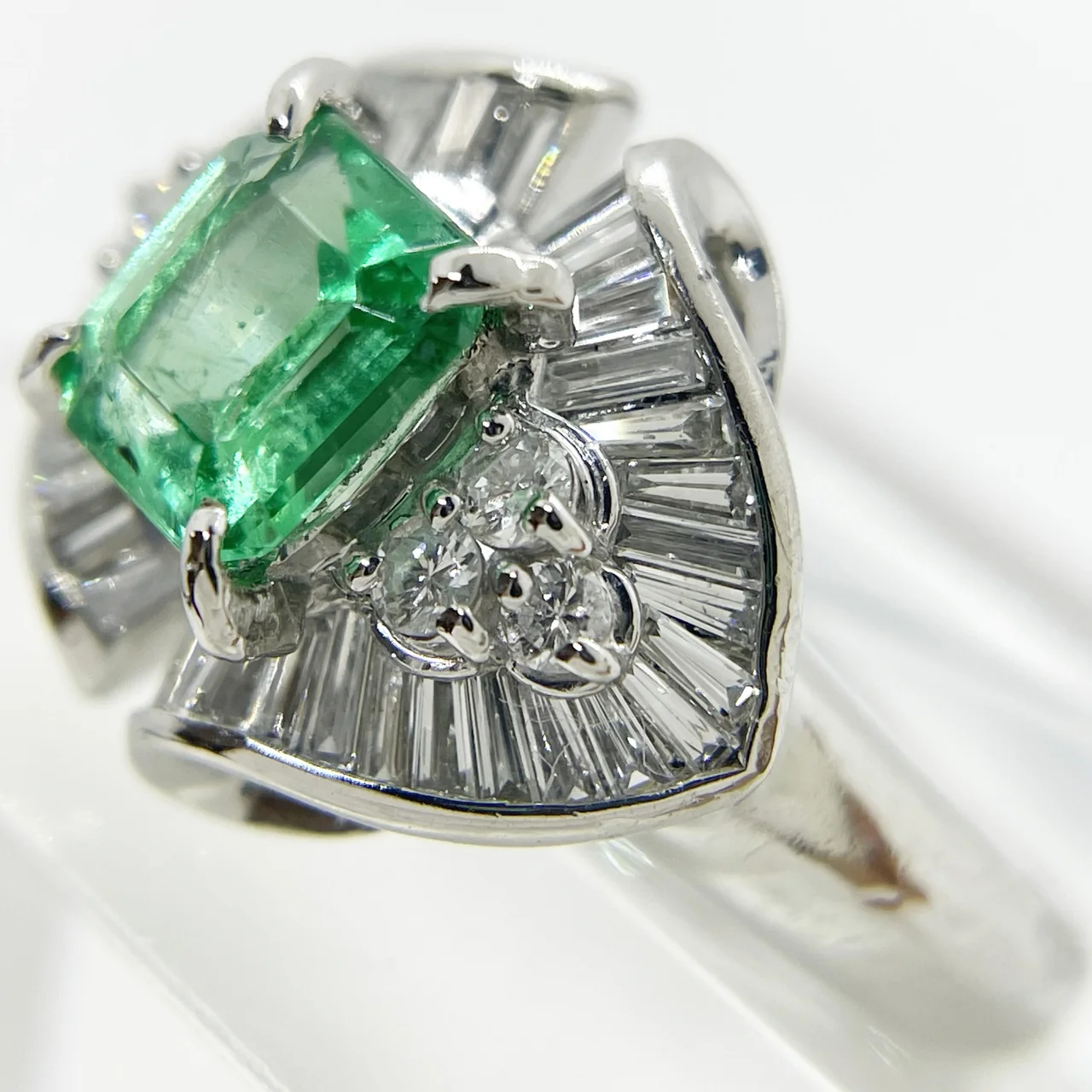 PT900 EMERALD RING E0.71CT FD0.54CT 6.7G view 6