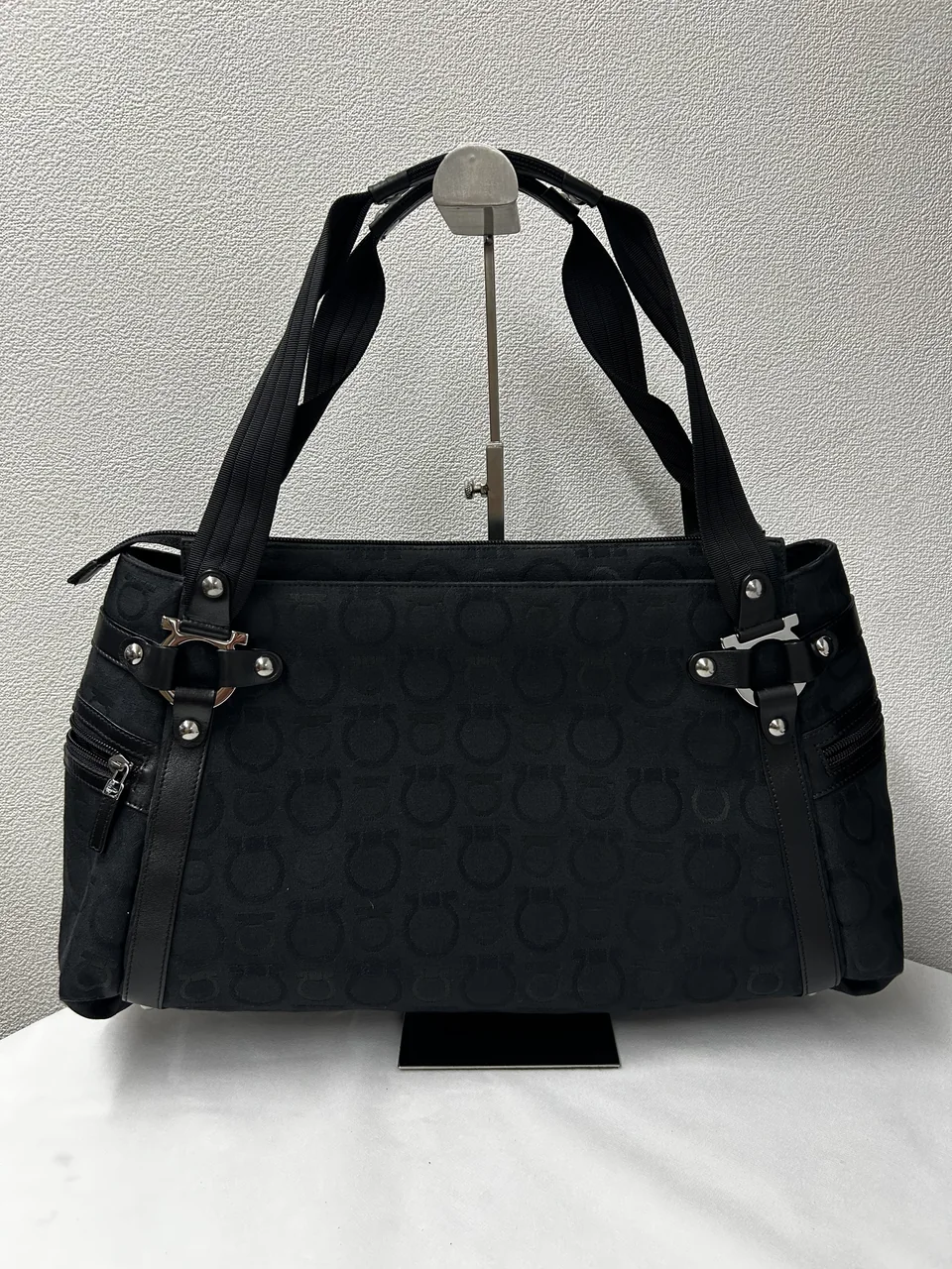 SALVATORE FERRAGAMO GANCINI TOTE BAG (BLACK)