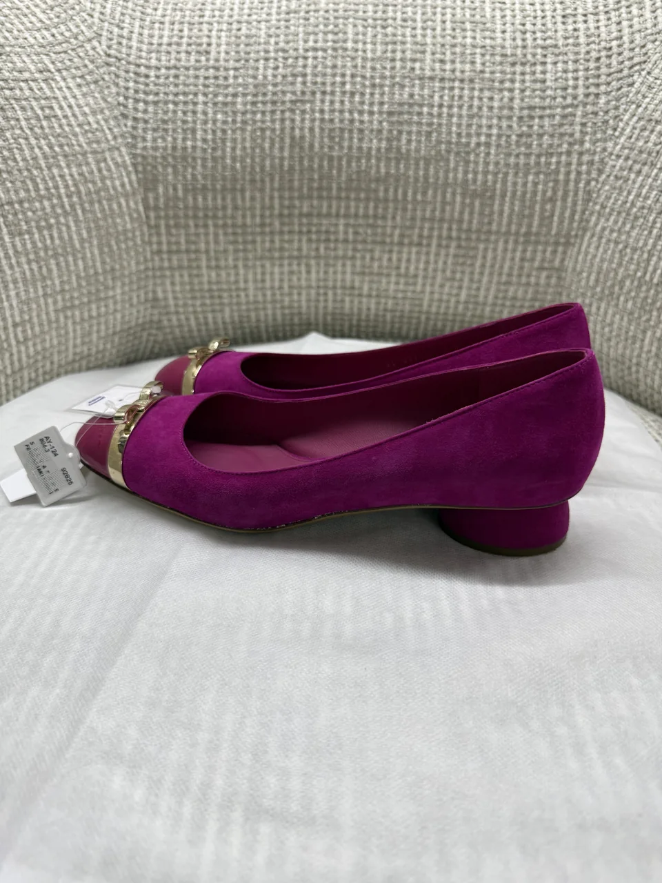 SALVATORE FERRAGAMO PUMPS hover