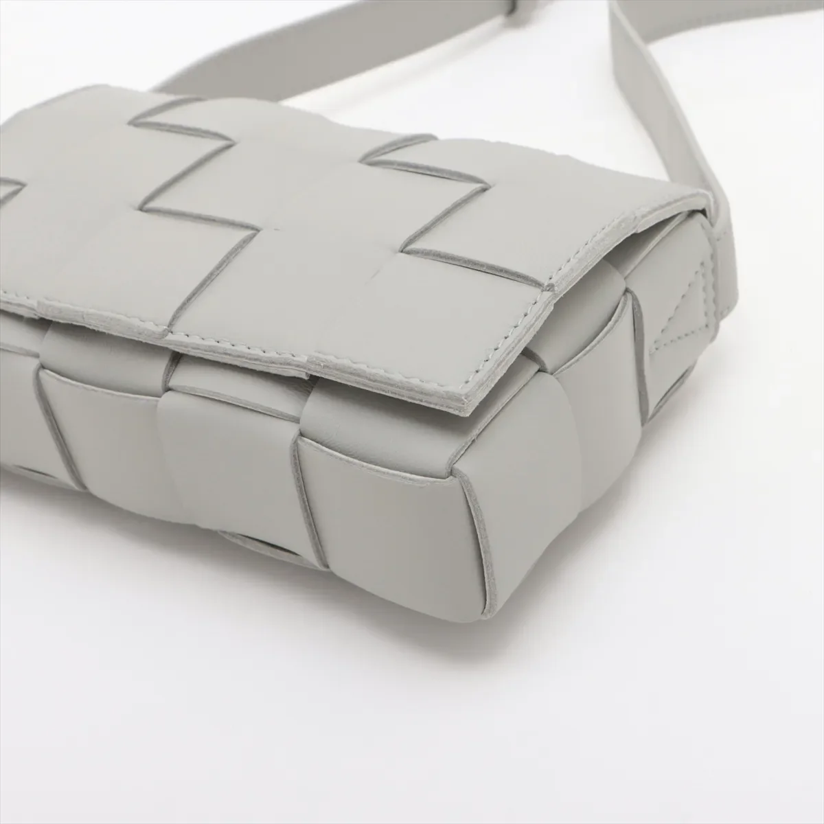 BOTTEGA VENETA MAXI INTRECCIATO CASSETTE (GRAY) view 4