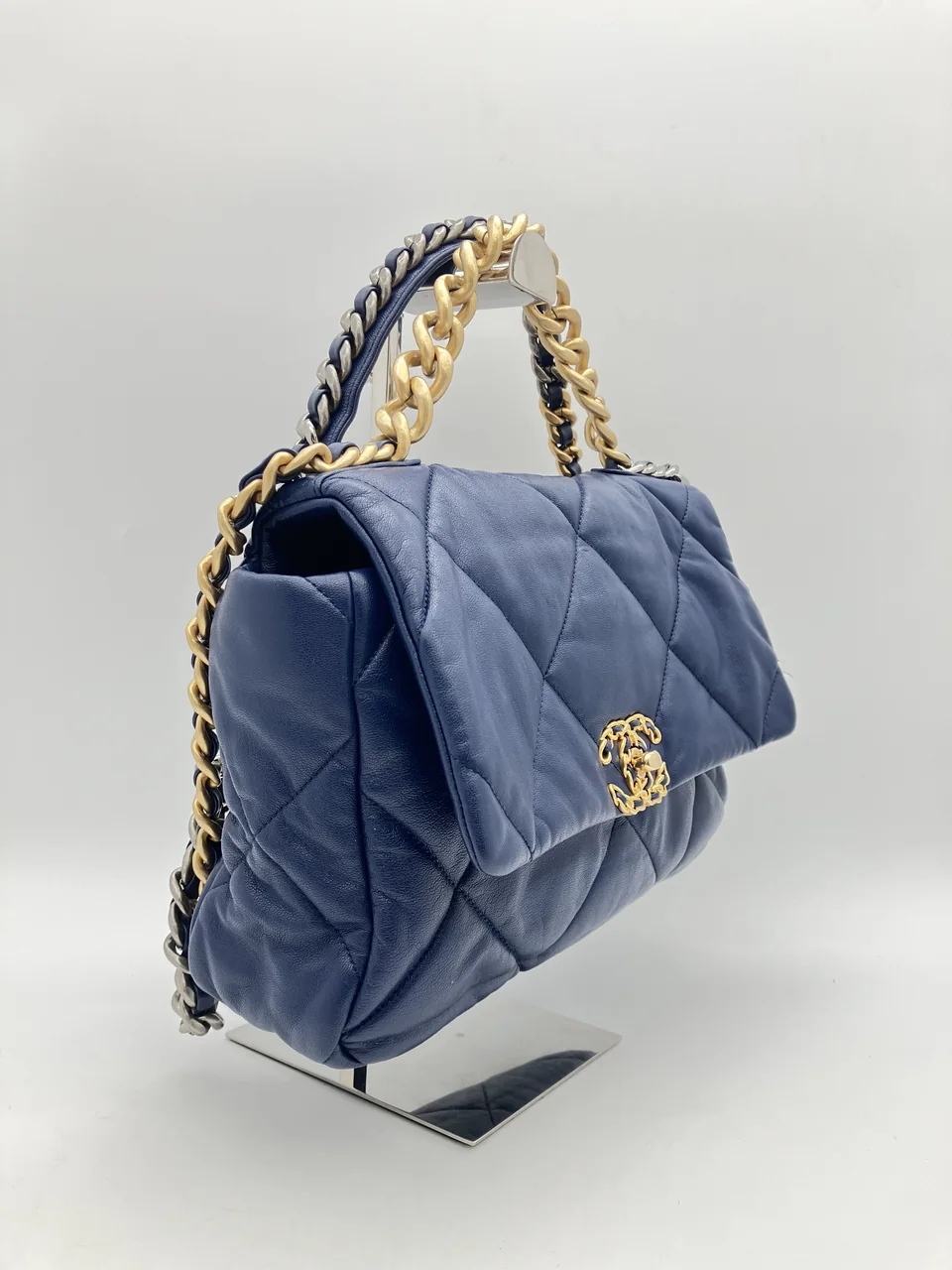 CHANEL 19 hover
