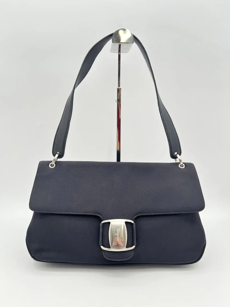 SALVATORE FERRAGAMO FLAP SHOULDER BAG (BLACK) view 4