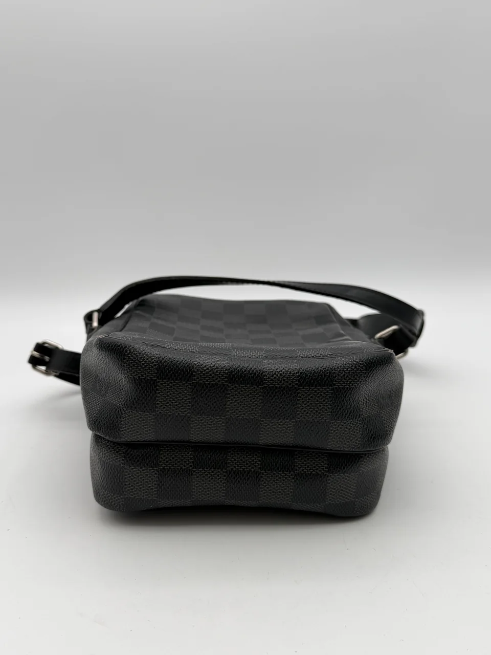LV GRAPHITE REM view 7