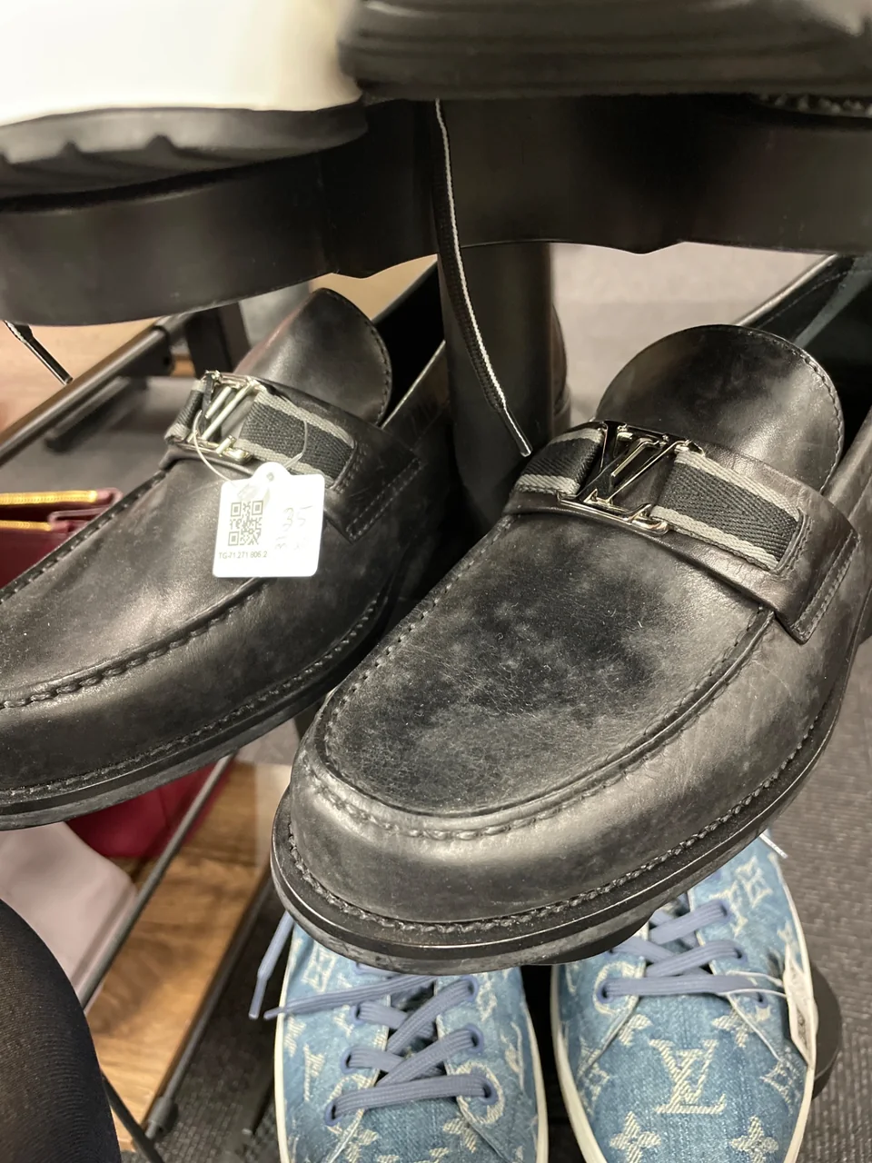 LV FA0168 SHOES (SIZE 6)