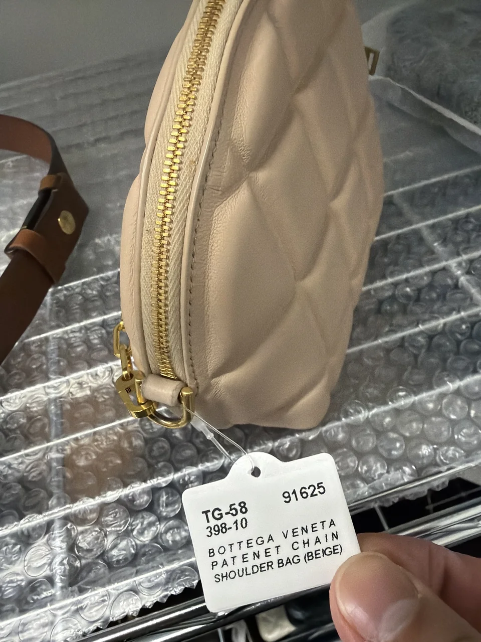 TG-58 398-10 BOTTEGA VENETA PATENET CHAIN SHOULDER BAG (BEIGE) hover