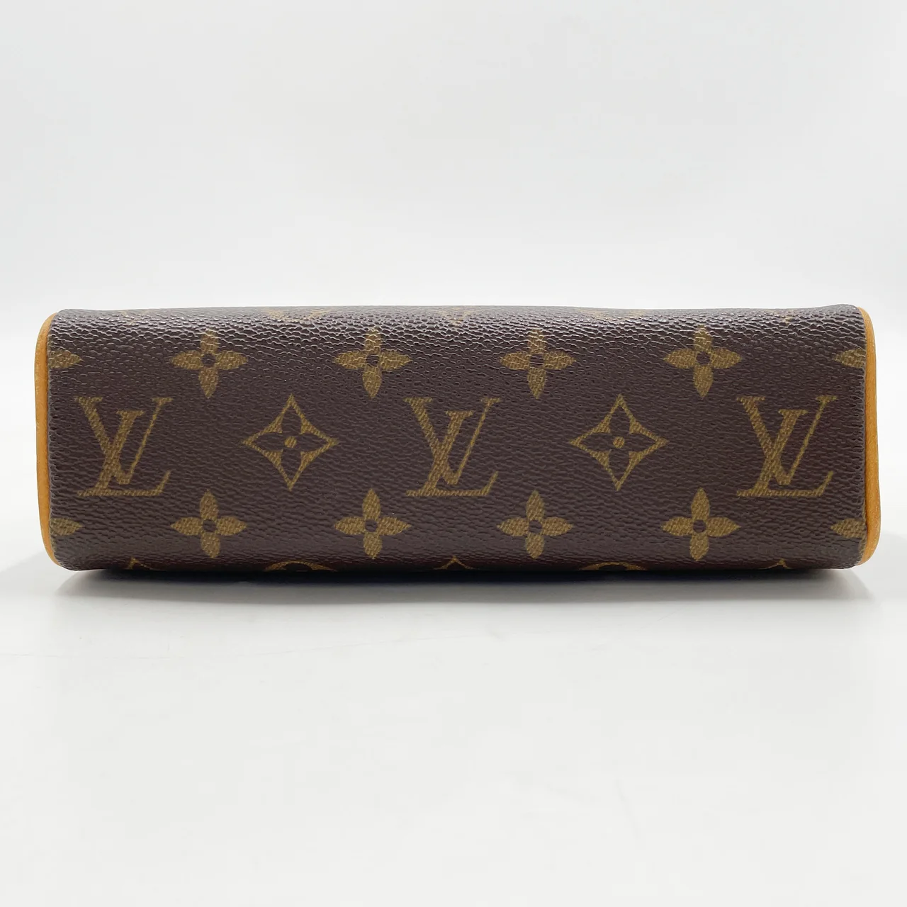 LV MONOGRAM RECITAL view 3