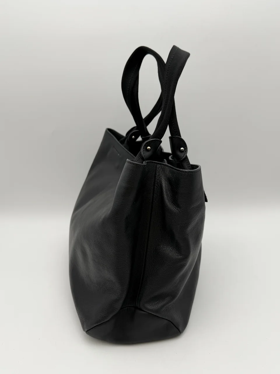 SALVATORE FERRAGAMO VARA RIBBON HANDBAG (BLACK) view 4