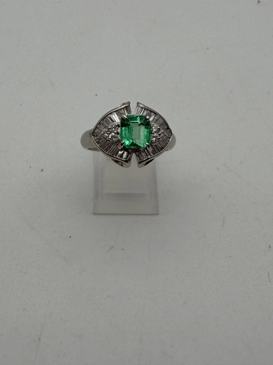 PT900 EMERALD RING E0.71CT FD0.54CT 6.7G view 3