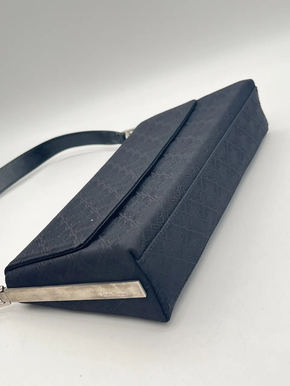 SALVATORE FERRAGAMO SHOULDER BAG (BLACK) view 5