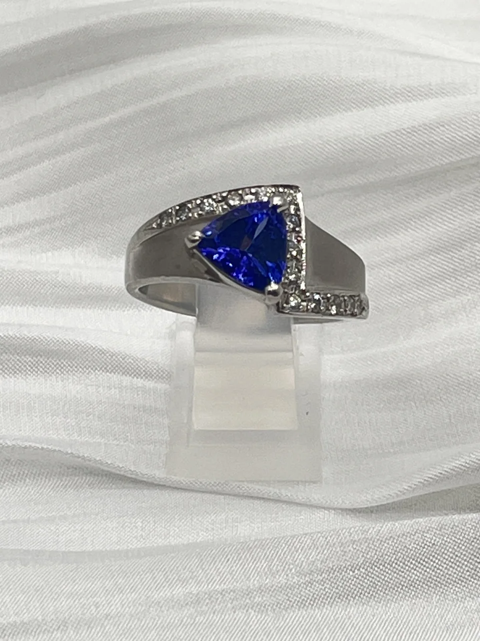 PT900 TANZANITE RING 1.774CTS 9.9G WITH SMALL CERT