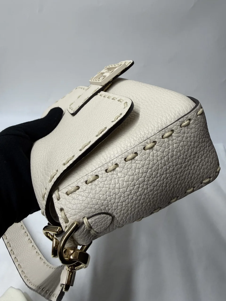 FENDI MAMMA BAGUETTE TWO-WAY SHOULDER BAG (BEIGE) view 3