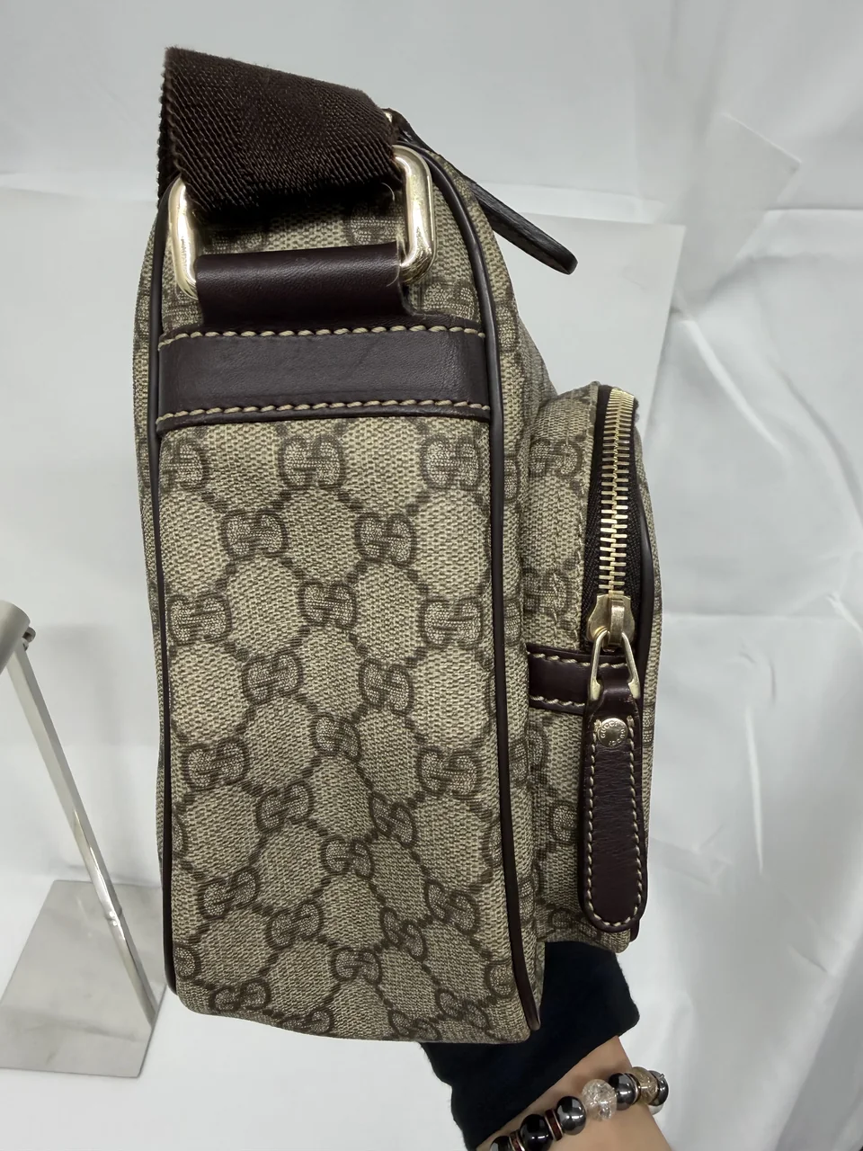 GUCCI GG SUPREME SHOULDER BAG (BROWN) view 3