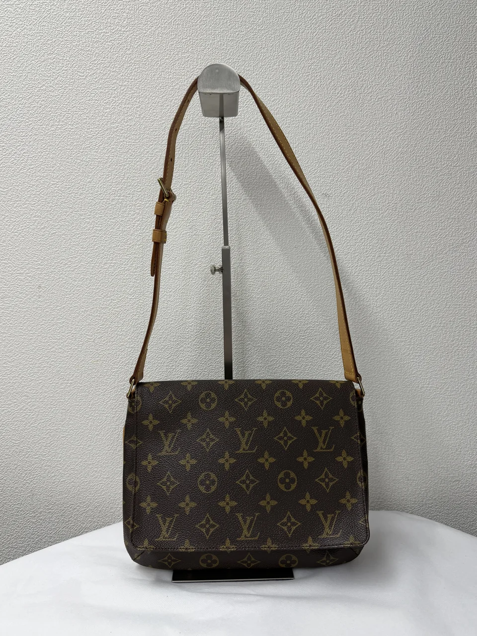 LV MONOGRAM MUSETTE TANGO SHORT view 8