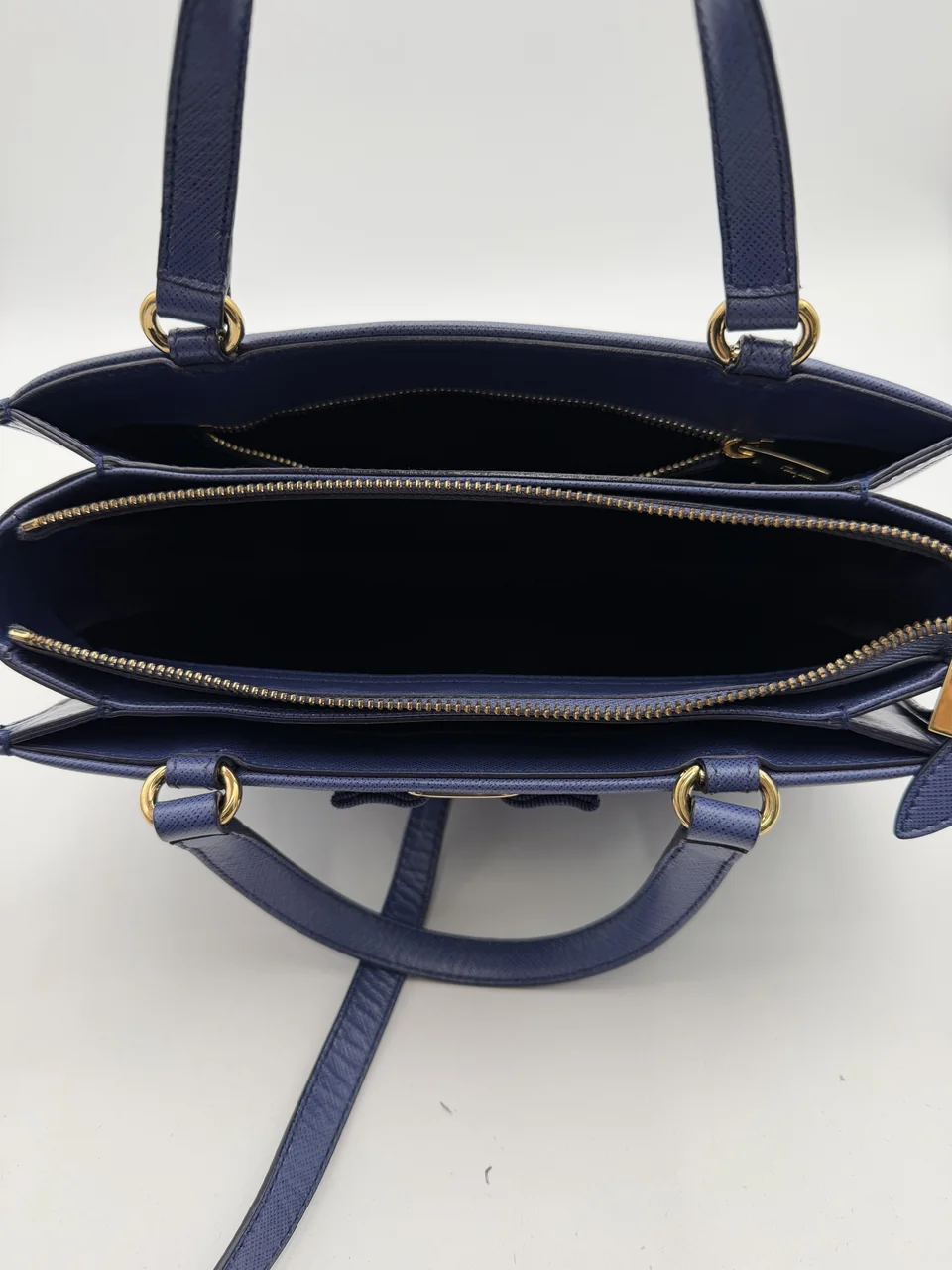 SALVATORE FERRAGAMO VARA RIBBON HANDBAG BLUE) hover