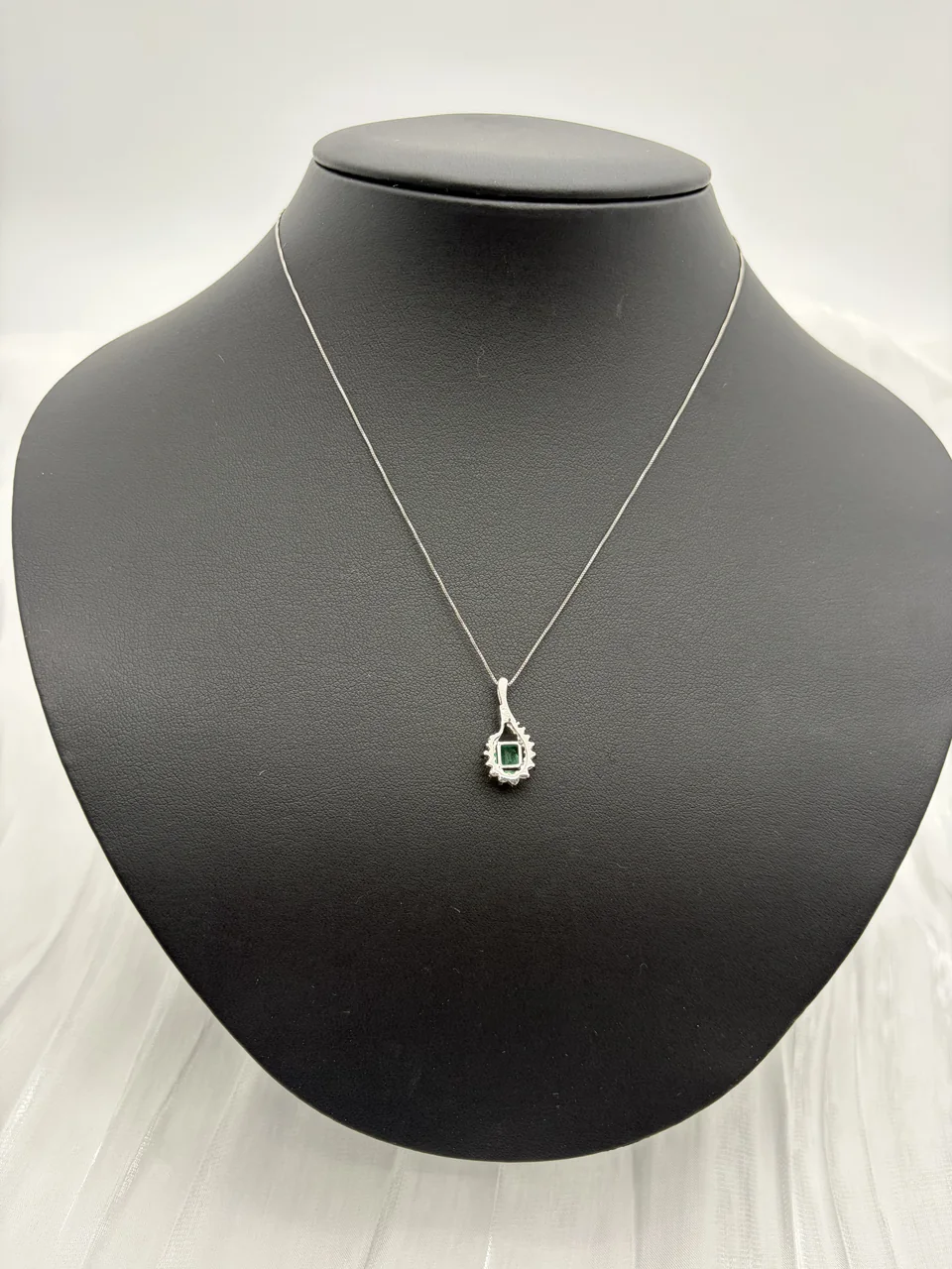 18KT/K18WG EMERALD NECKLACE E0.73CT FD0.23CT 2.7G view 3