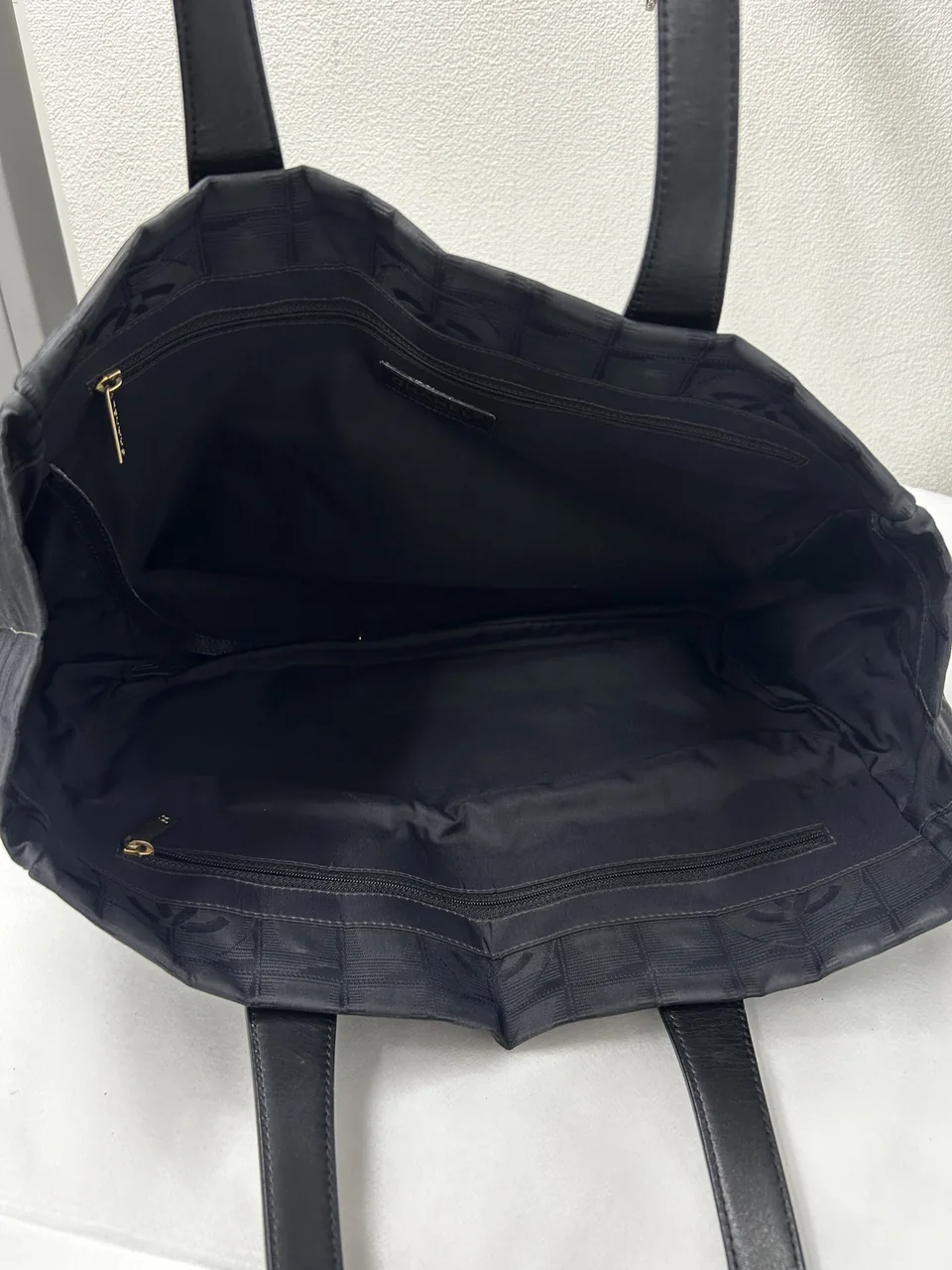 CHANEL NEW TRAVEL LINE TOTE MM (BLACK) hover