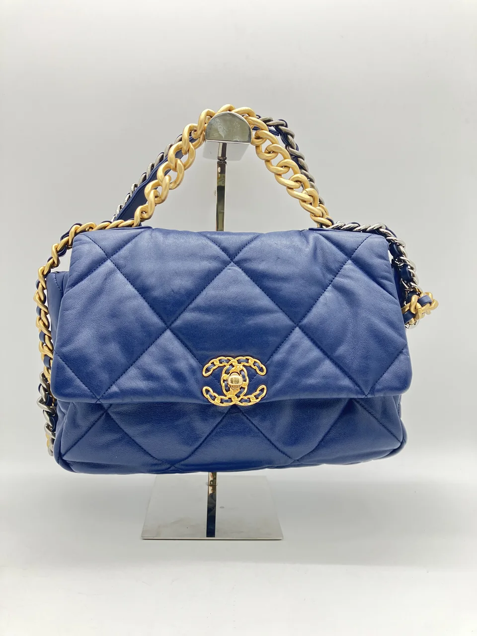 CHANEL 19